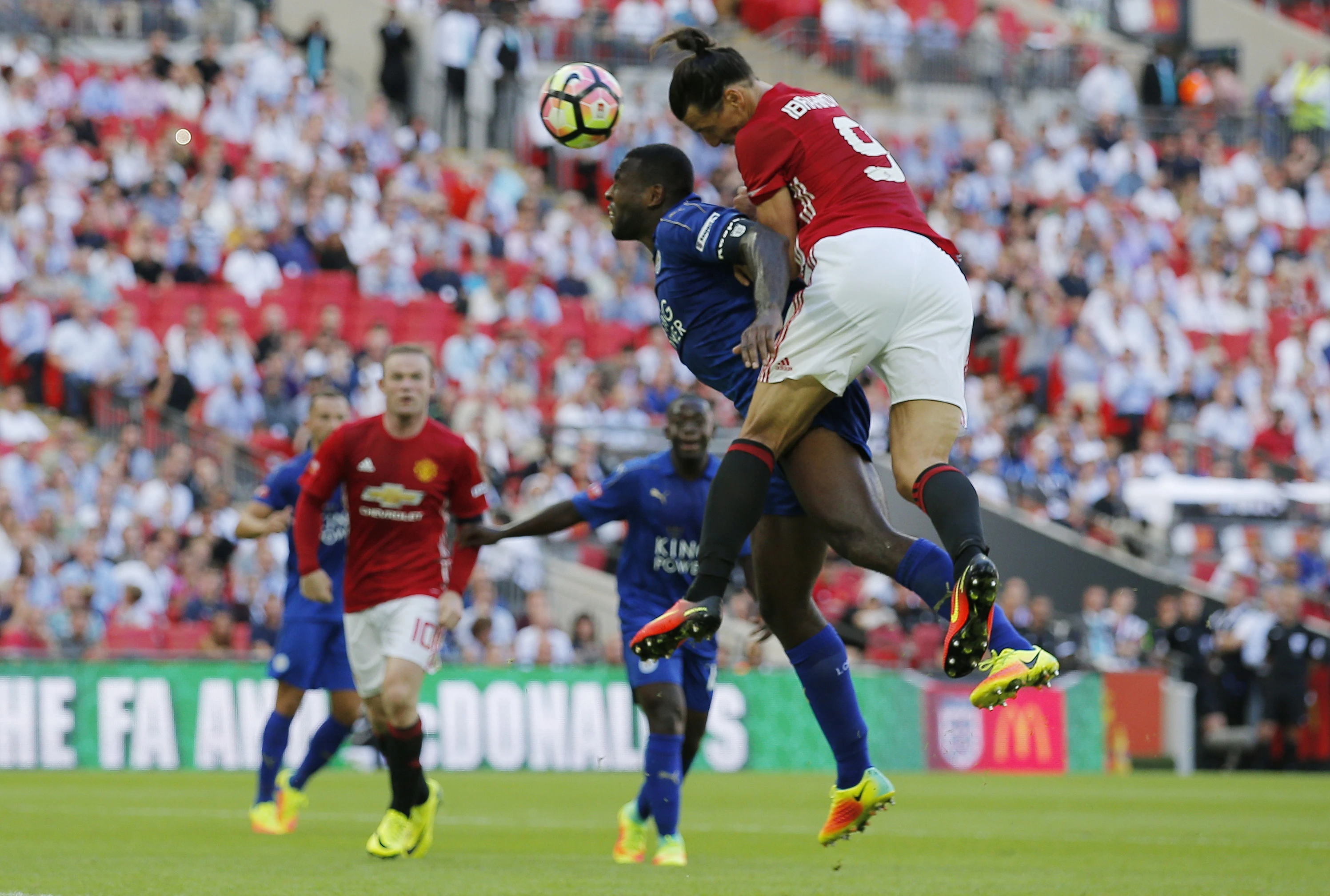 Ibra phat cuong sau ban thang  vao luoi Leicester anh 1