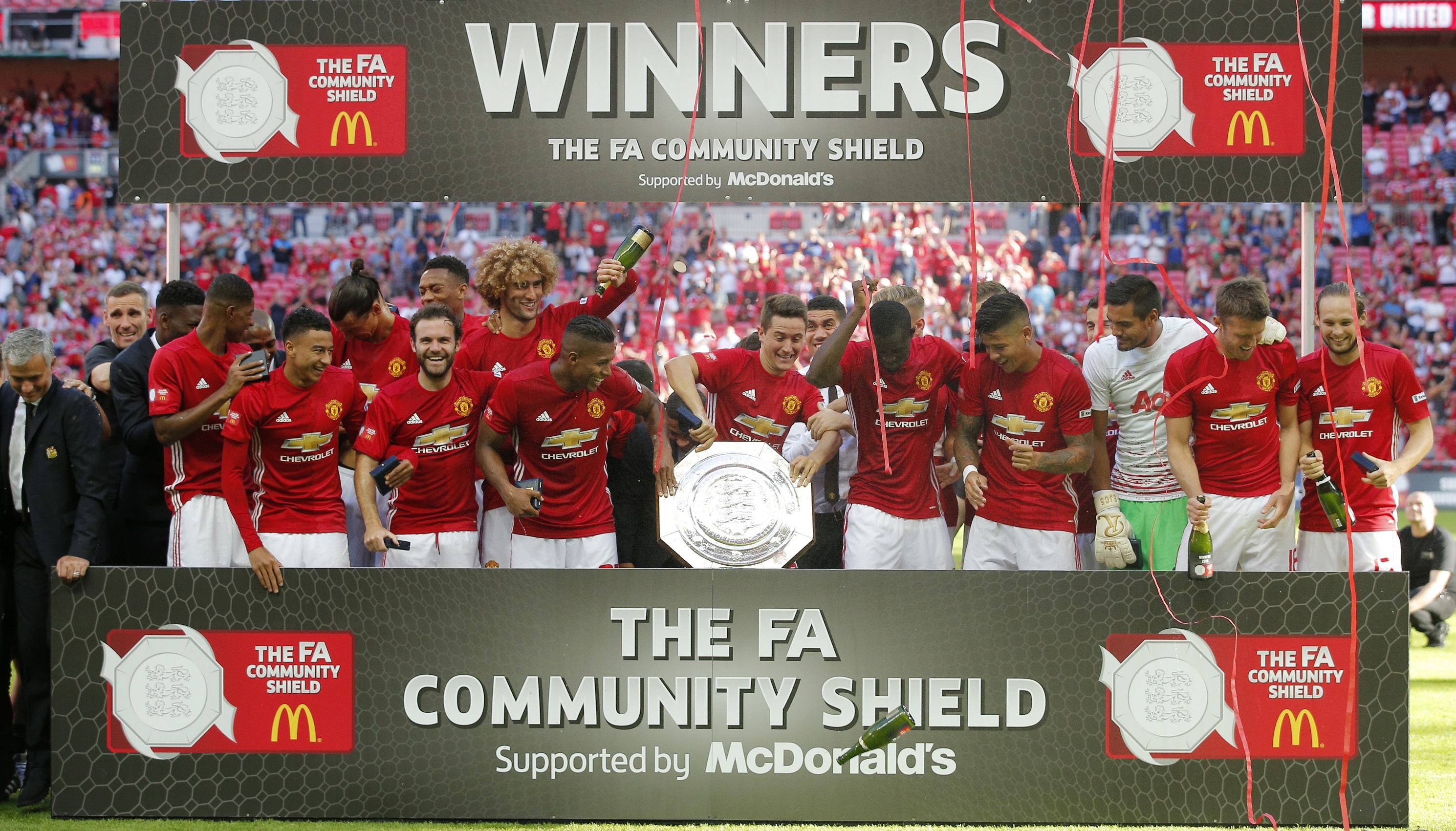 Ibra phat cuong sau ban thang  vao luoi Leicester anh 4