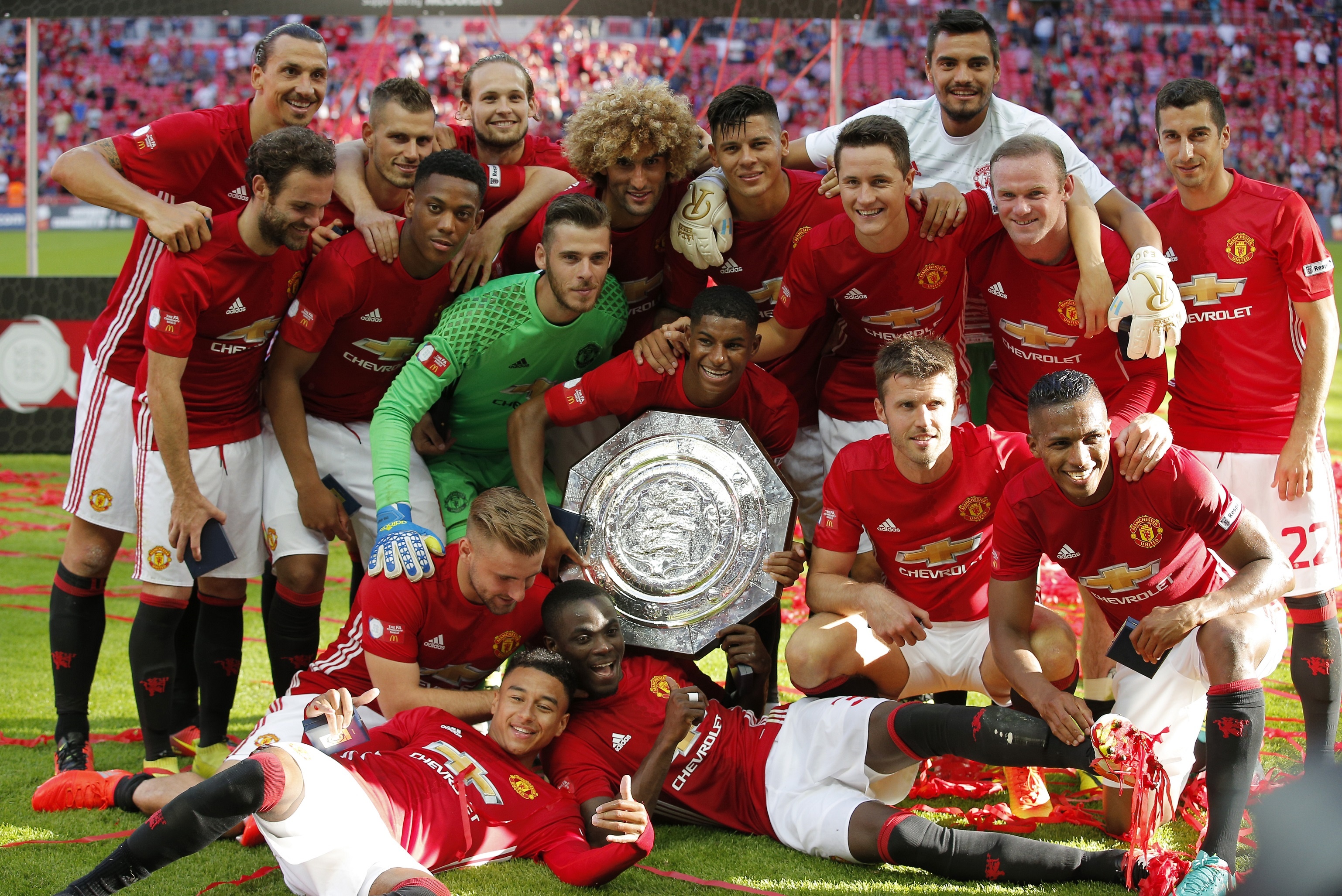 Ibra phat cuong sau ban thang  vao luoi Leicester anh 5