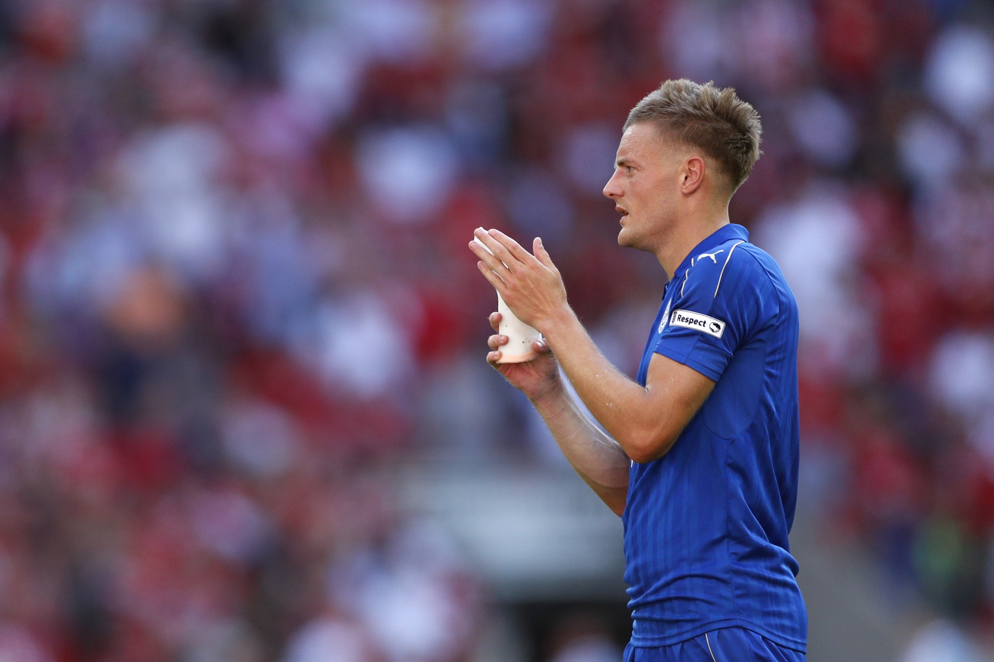 Ibra phat cuong sau ban thang  vao luoi Leicester anh 9