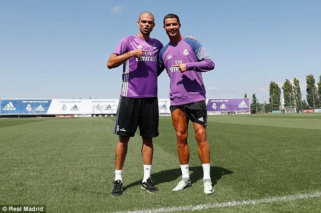 Ronaldo, Pepe trở lại tập luyện ảnh 3 Ronaldo, Pepe tro lai tap luyen anh 3