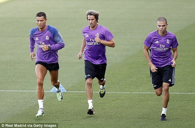Ronaldo chạy thử siêu xe 3 triệu USD ảnh 6 Ronaldo chay thu sieu xe 3 trieu USD anh 6