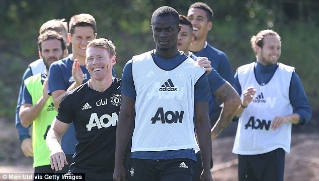 Pogba,  Bailly than thiet trong buoi tap anh 13