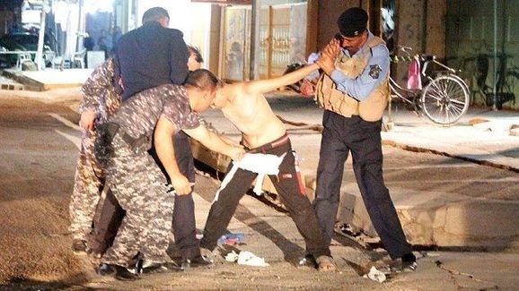 Cậu bé mặc áo Messi đánh bom cảm tử ảnh 2 Cau be mac ao Messi danh bom cam tu anh 2