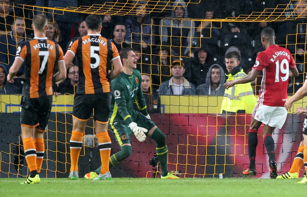 Fan MU gay chan vi an mung ban thang cua  Rashford anh 1