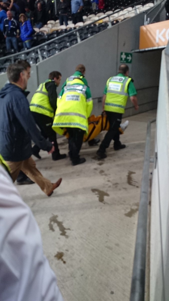 Fan MU gay chan vi an mung ban thang cua  Rashford anh 9