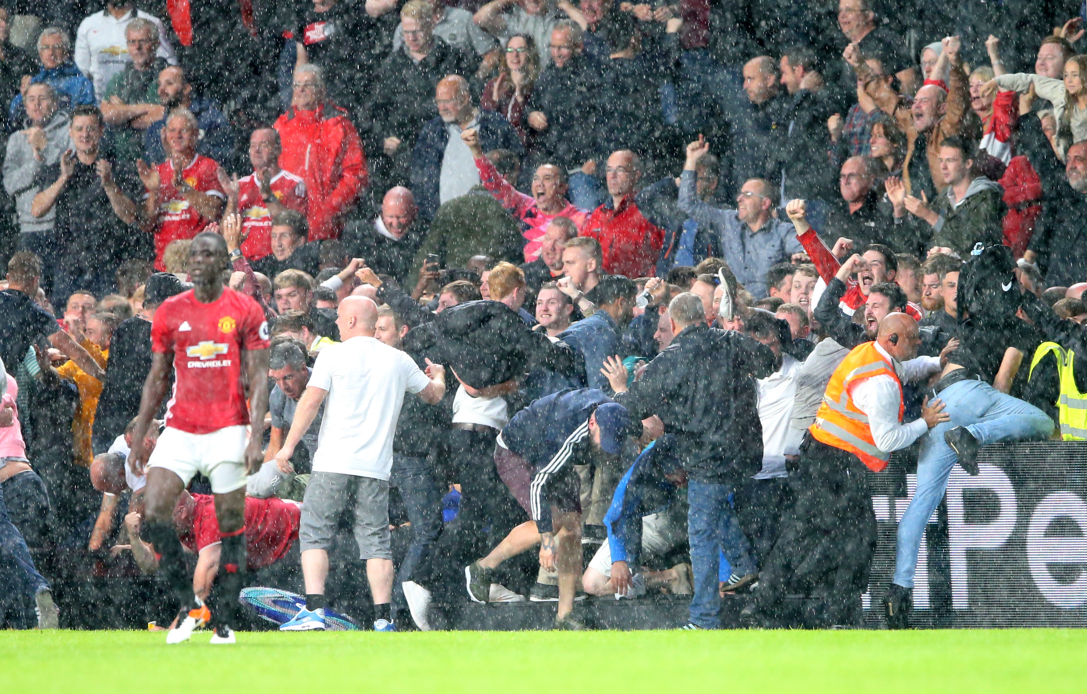 Fan MU gay chan vi an mung ban thang cua  Rashford anh 4