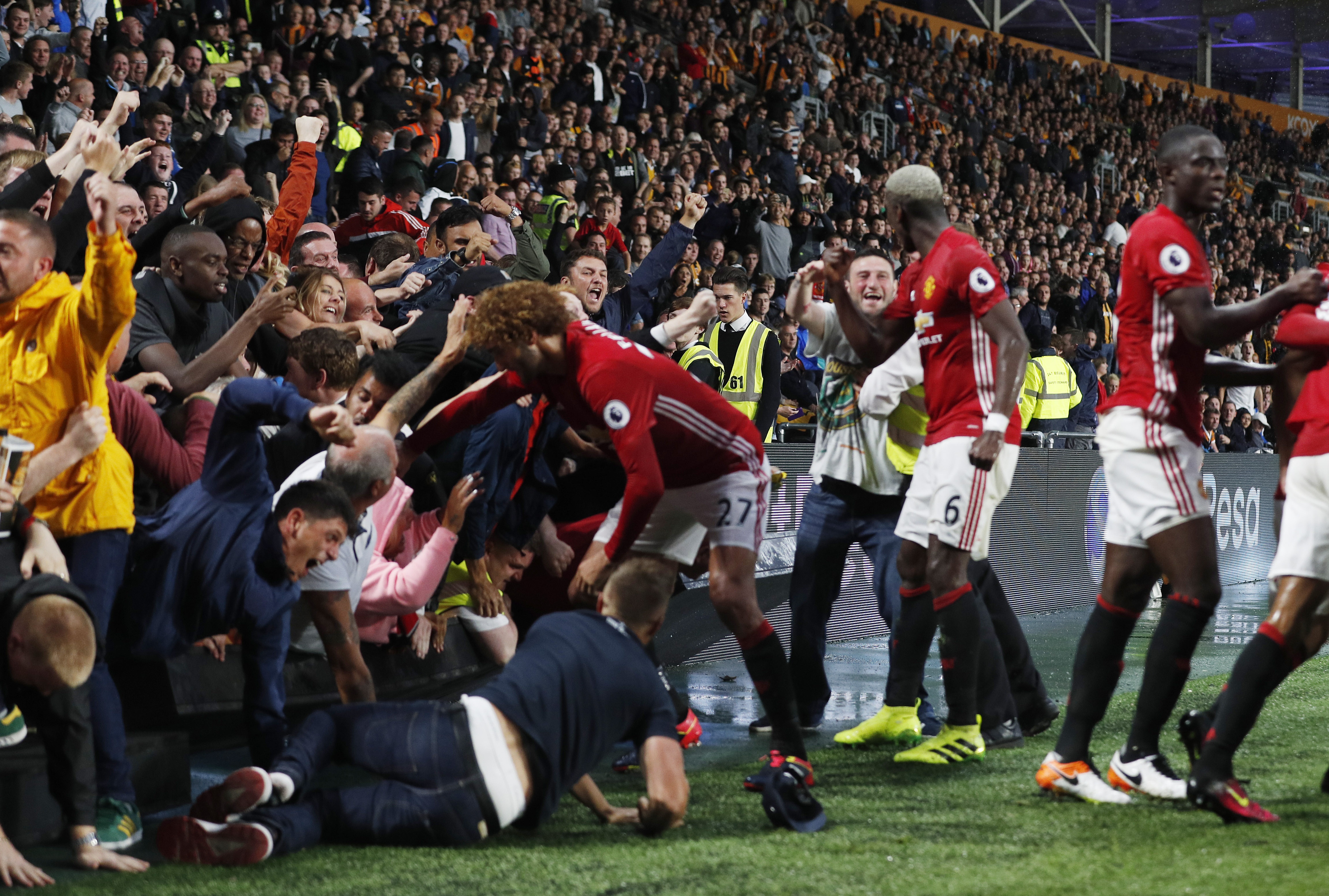 Fan MU gay chan vi an mung ban thang cua  Rashford anh 5