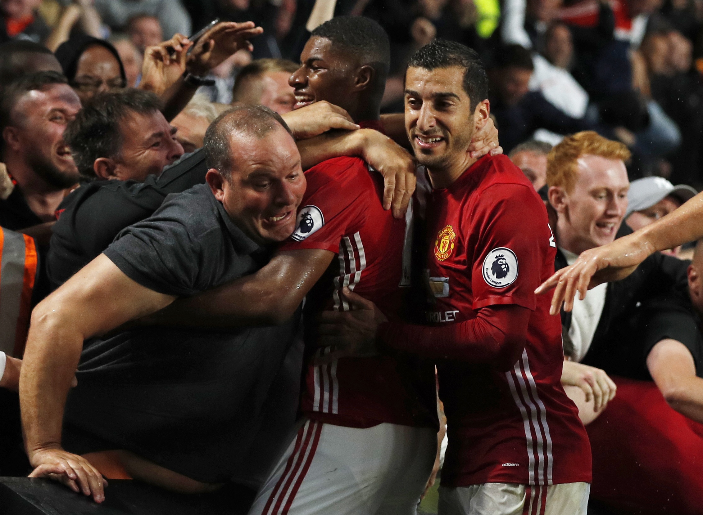 Fan MU gay chan vi an mung ban thang cua  Rashford anh 7