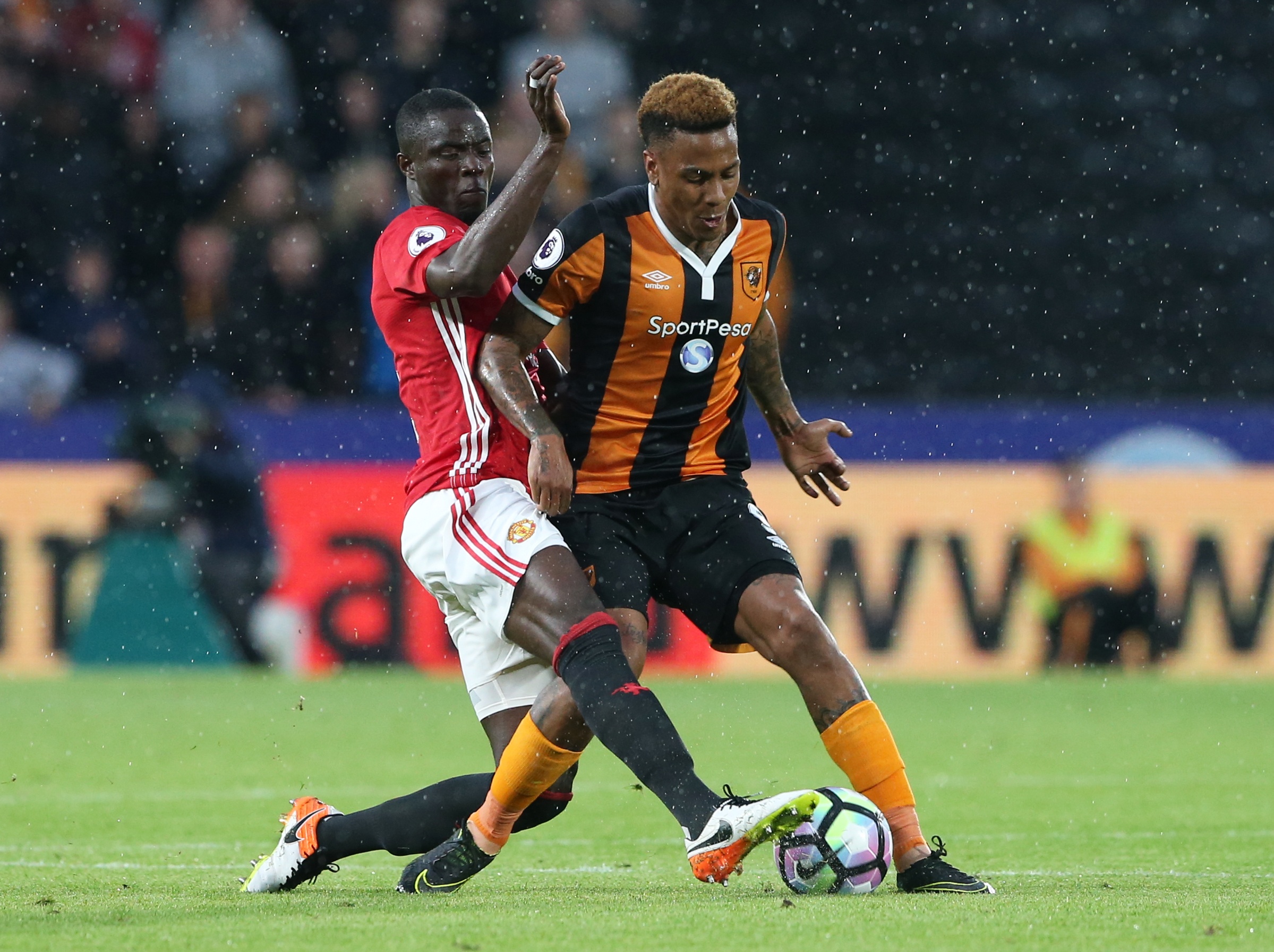 Fan MU gay chan vi an mung ban thang cua  Rashford anh 10