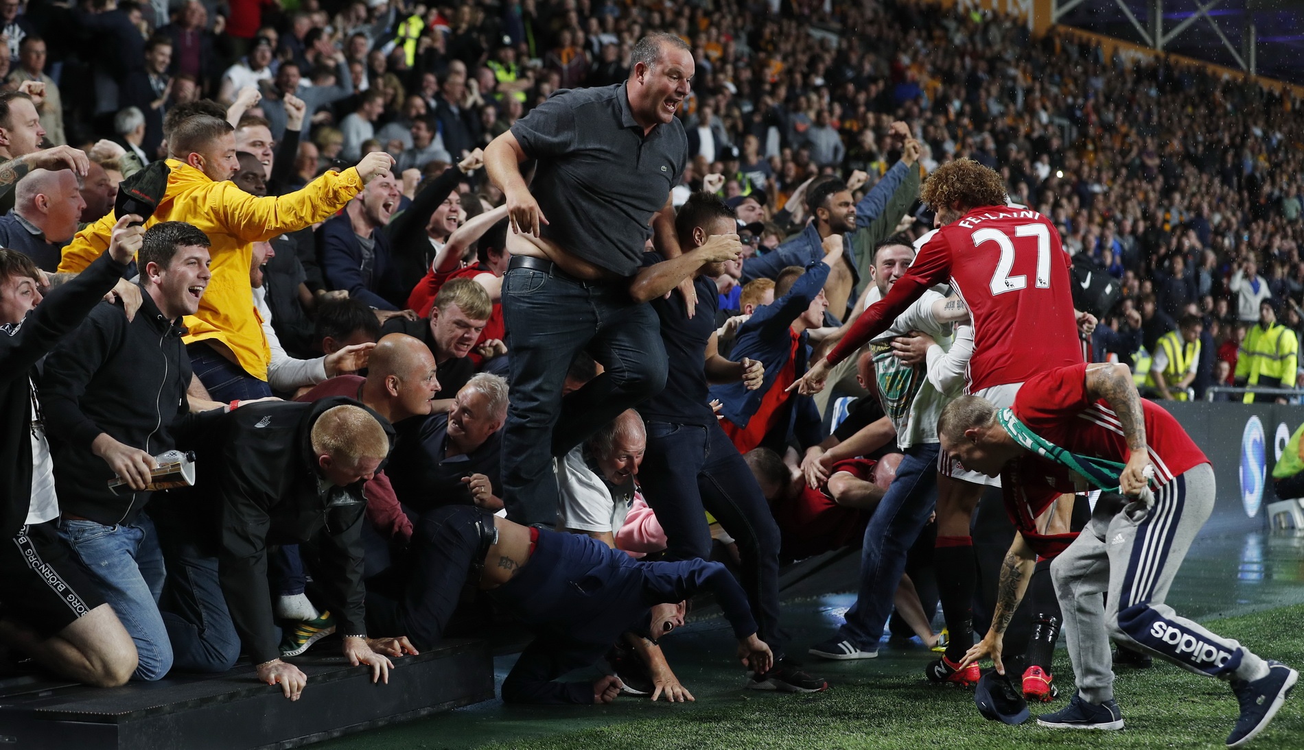 Fan MU giam dap len nhau an mung ban thang cua Rashford hinh anh