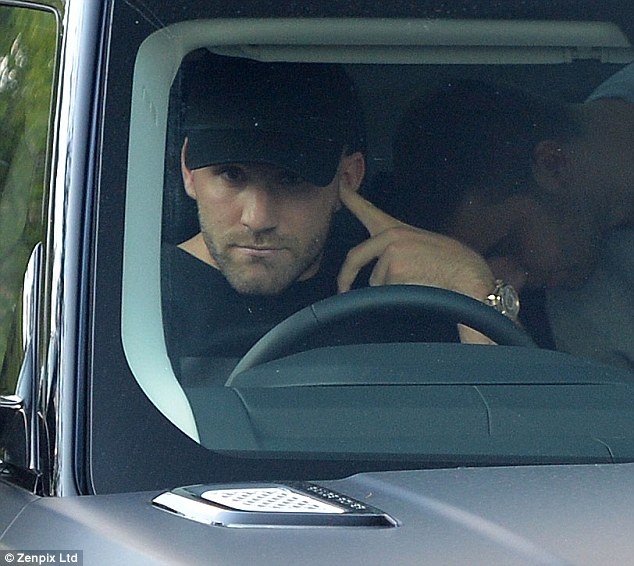 Luke Shaw lúng túng học lái xe ảnh 4 Luke Shaw lung tung hoc lai xe anh 4