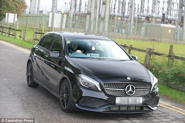 Luke Shaw lúng túng học lái xe ảnh 8 Luke Shaw lung tung hoc lai xe anh 8