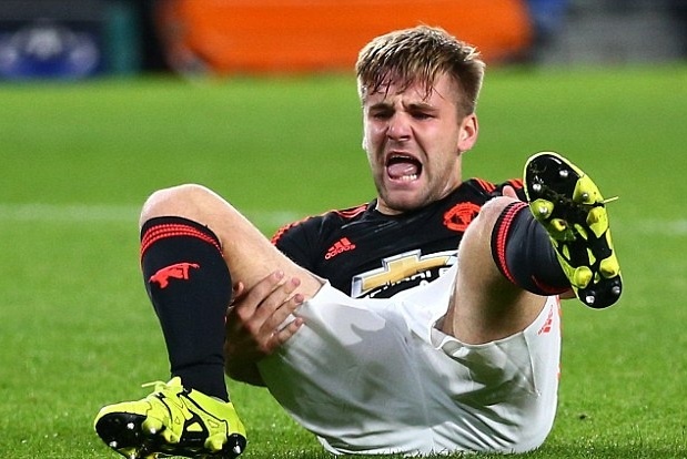 Luke Shaw lúng túng học lái xe ảnh 2 Luke Shaw lung tung hoc lai xe anh 2