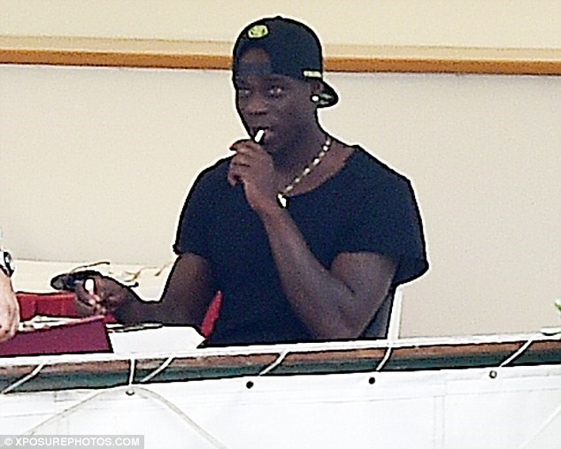 Balotelli tổ chức tiệc linh đình tại Manchester ảnh 9 Balotelli to chuc tiec linh dinh tai Manchester anh 9