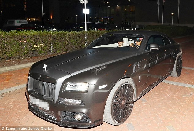Pogba ngoi taxi, Depay lai Rolls Royce di an toi hinh anh