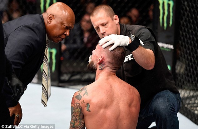 CM Punk thua chong vanh ngay ra mat UFC anh 5