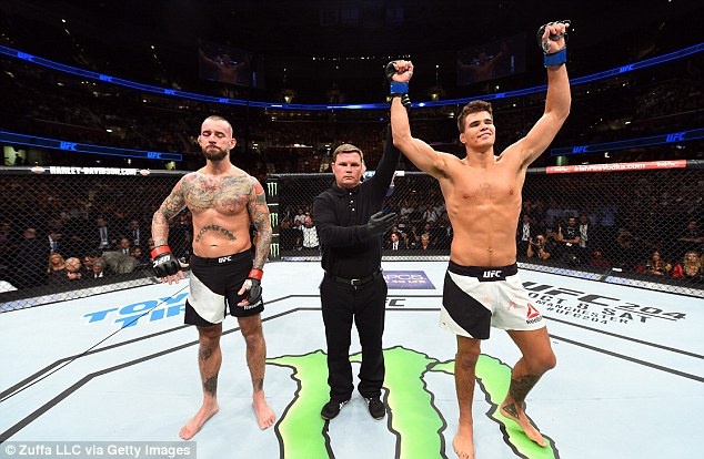 CM Punk thua chong vanh ngay ra mat UFC anh 6