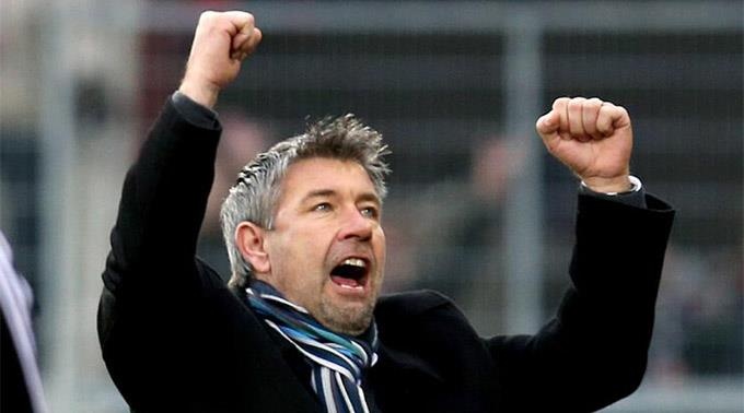 Doi hinh huan luyen vien tham du cup chau Au anh 3