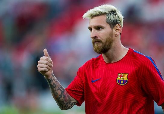 Messi vuot Ronaldo ve chi so trong PES 2017 hinh anh