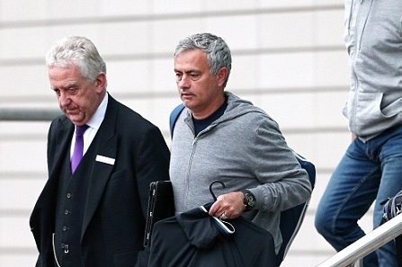 Mourinho cung hoc tro den san tap voi guong mat met moi hinh anh