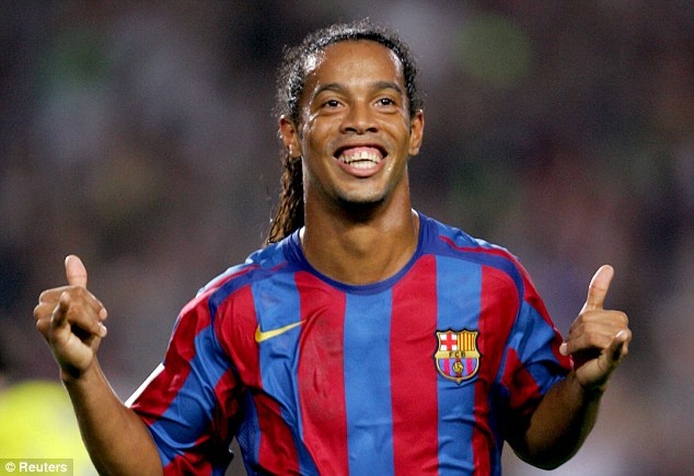 Dong doi tiet lo Ronaldinho chi tap luyen mot lan moi tuan hinh anh