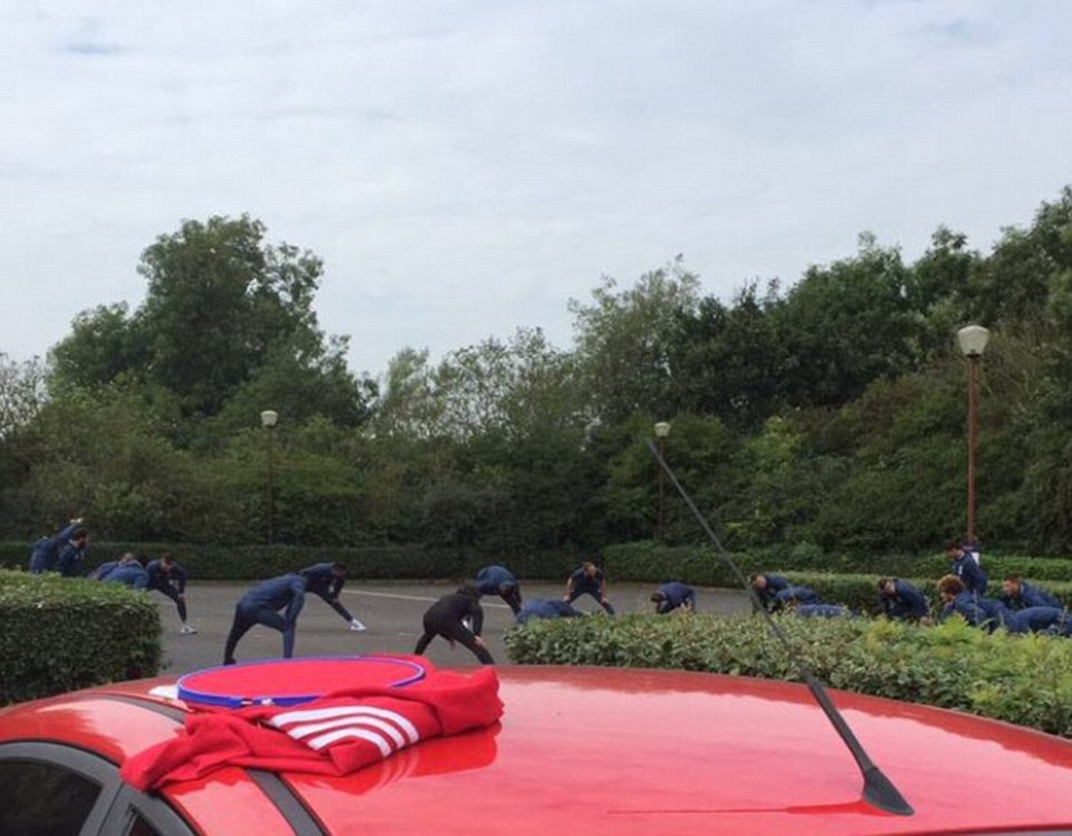 Dan sao MU tap o bai do xe anh 1