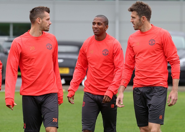 Rooney siết cổ Young trong buổi tập ảnh 2 Rooney siet co Young trong buoi tap anh 2