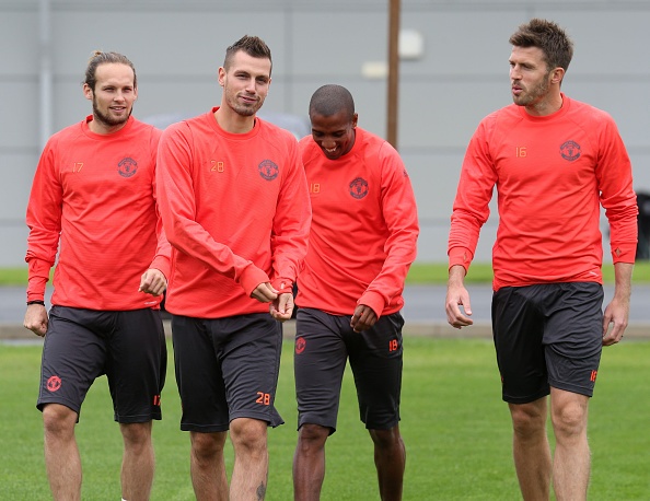 Rooney siết cổ Young trong buổi tập ảnh 3 Rooney siet co Young trong buoi tap anh 3