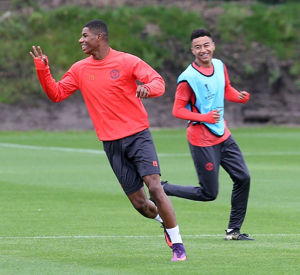 Rooney siết cổ Young trong buổi tập ảnh 7 Rooney siet co Young trong buoi tap anh 7