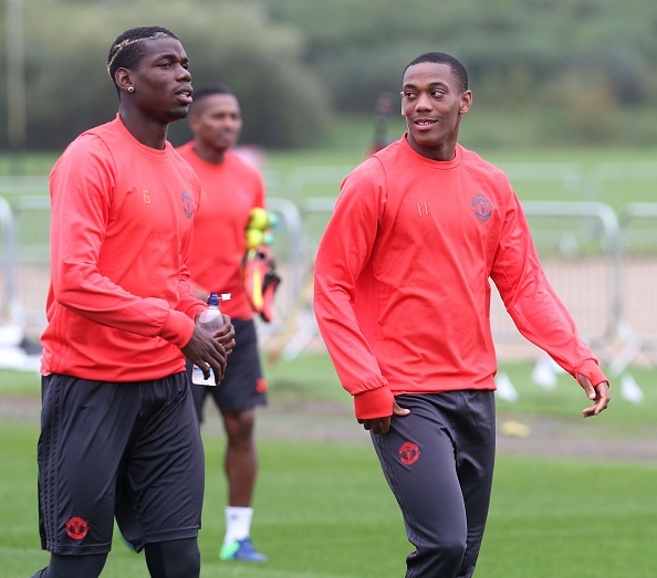 Rooney siết cổ Young trong buổi tập ảnh 4 Rooney siet co Young trong buoi tap anh 4