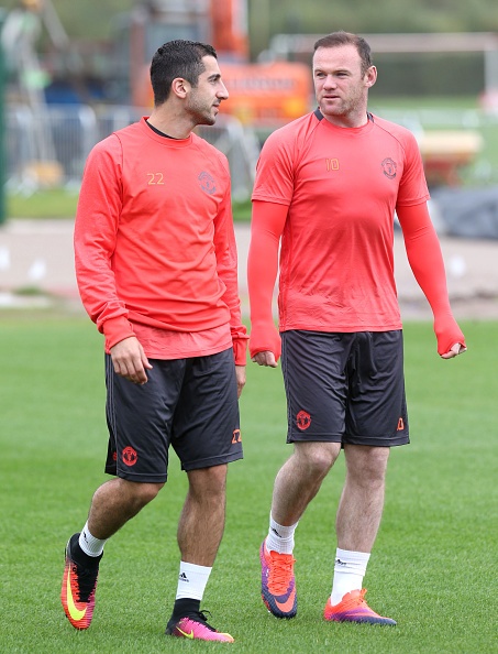 Rooney siết cổ Young trong buổi tập ảnh 5 Rooney siet co Young trong buoi tap anh 5