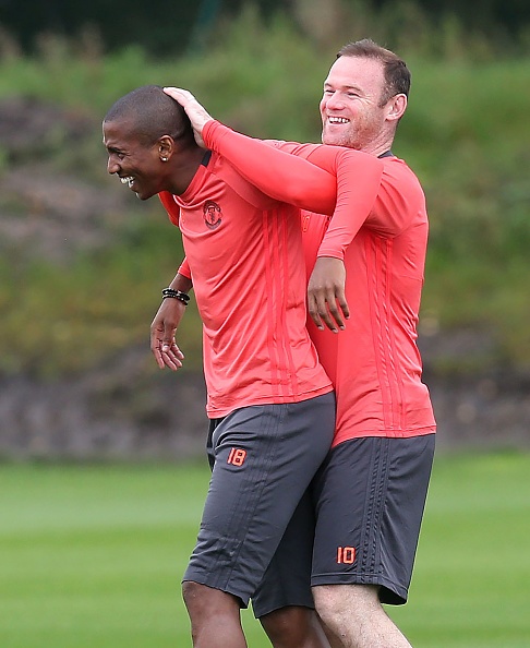 Rooney siết cổ Young trong buổi tập ảnh 6 Rooney siet co Young trong buoi tap anh 6