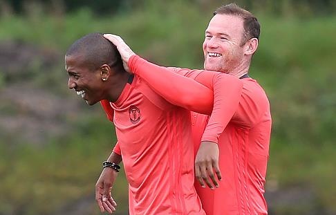 Rooney 'siet co' Young trong buoi tap truoc Europa League hinh anh