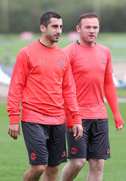 Rooney siết cổ Young trong buổi tập ảnh 8 Rooney siet co Young trong buoi tap anh 8