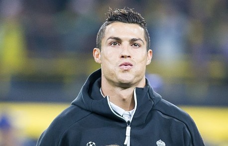 Ronaldo doi xem bang quay cham vi khong tin minh viet vi hinh anh