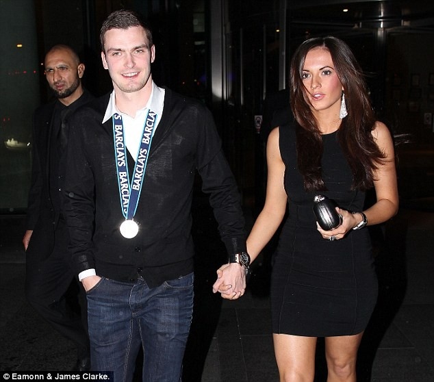 Adam Johnson vẫn kiếm 5000 bảng mỗi tuần ảnh 1 Adam Johnson van kiem 5000 bang moi tuan anh 1