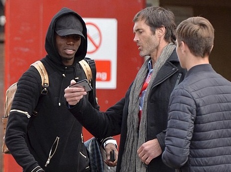 Pogba gap go cuu thu mon MU sau tran hoa Stoke hinh anh