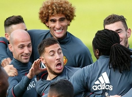 Dan sao Bi 'au da' o buoi tap truoc vong loai World Cup hinh anh