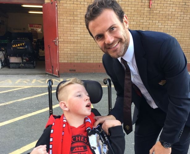 Ibrahimovic hoan thanh mo uoc cua fan nhi anh 2