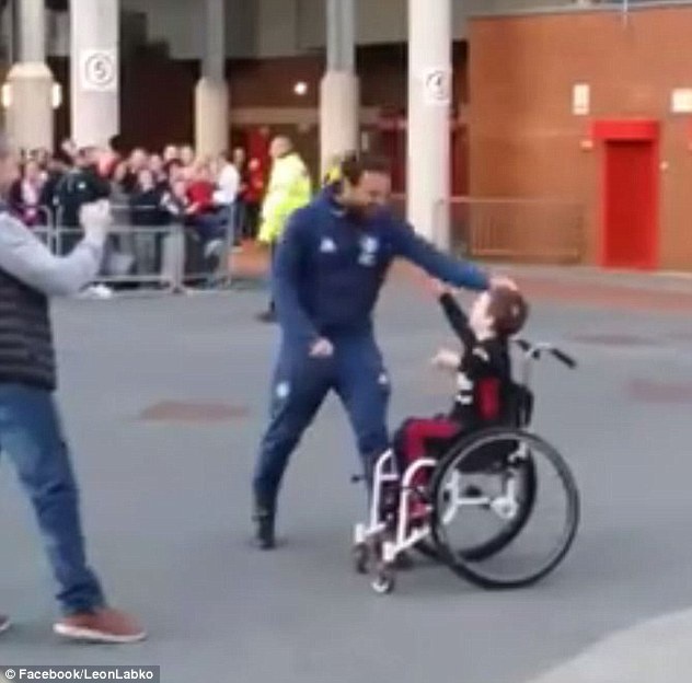 Ibrahimovic hoan thanh mo uoc cua fan nhi anh 5