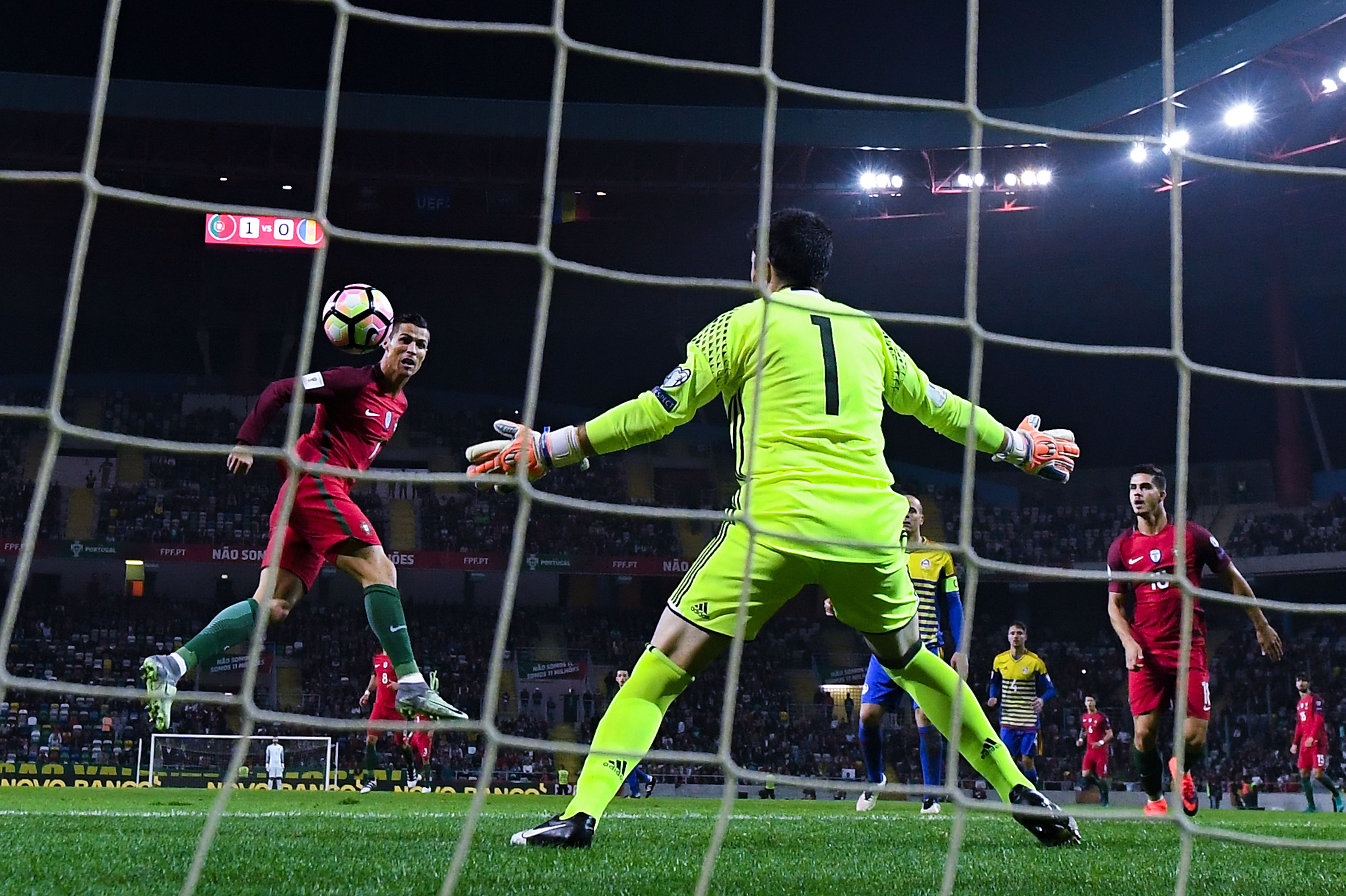 ronaldo ghi poker anh 4