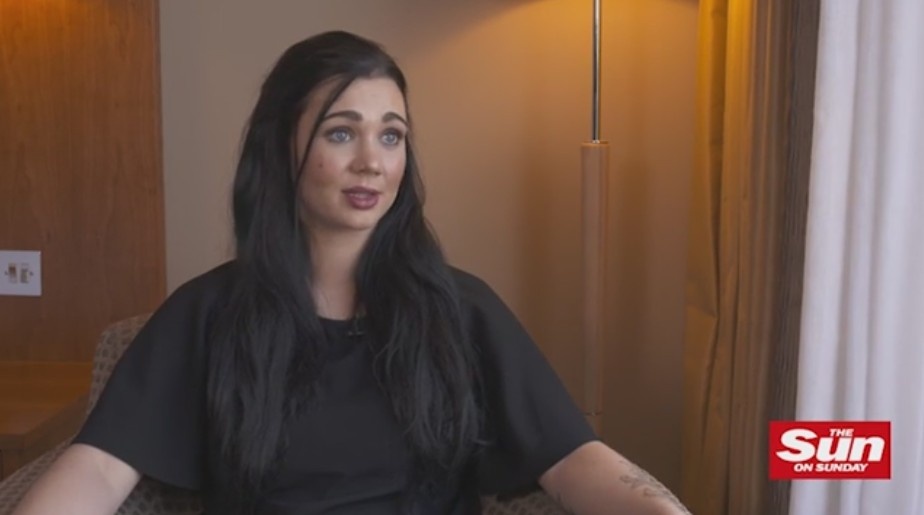 Nu y ta vach tran Valencia anh 1