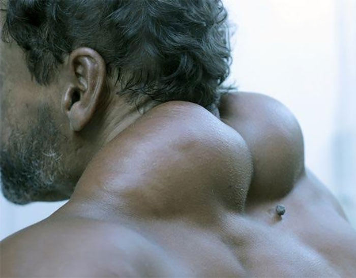 Nguoi dan ong tiem dau vao co bap anh 5