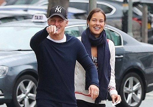 Schweinsteiger thoai mai di choi voi doi thu hinh anh