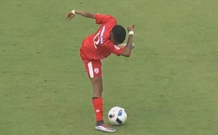 Kieu an mung cua Pogba bi bat chuoc theo cach khac la hinh anh