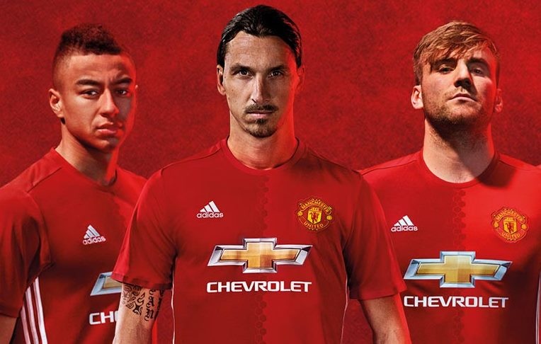 10 doi bong co hop dong tai tro ao dau cao nhat the gioi hinh anh