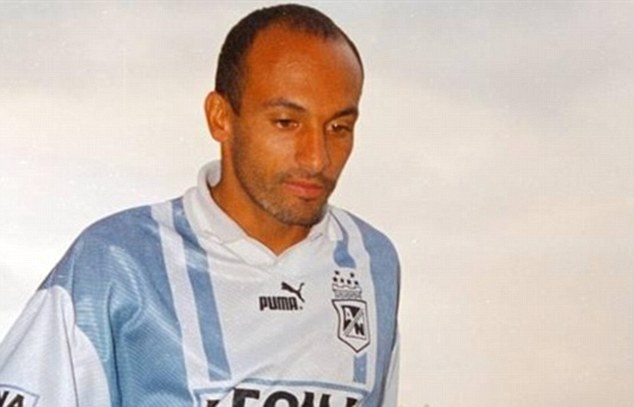 Cuu tuyen thu Colombia giau 1 kg ma tuy trong quan lot hinh anh