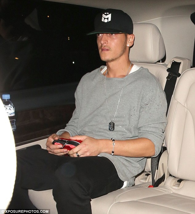 mesut ozil gặp gỡ Justin Bieber ảnh 2 mesut ozil gap go Justin Bieber anh 2