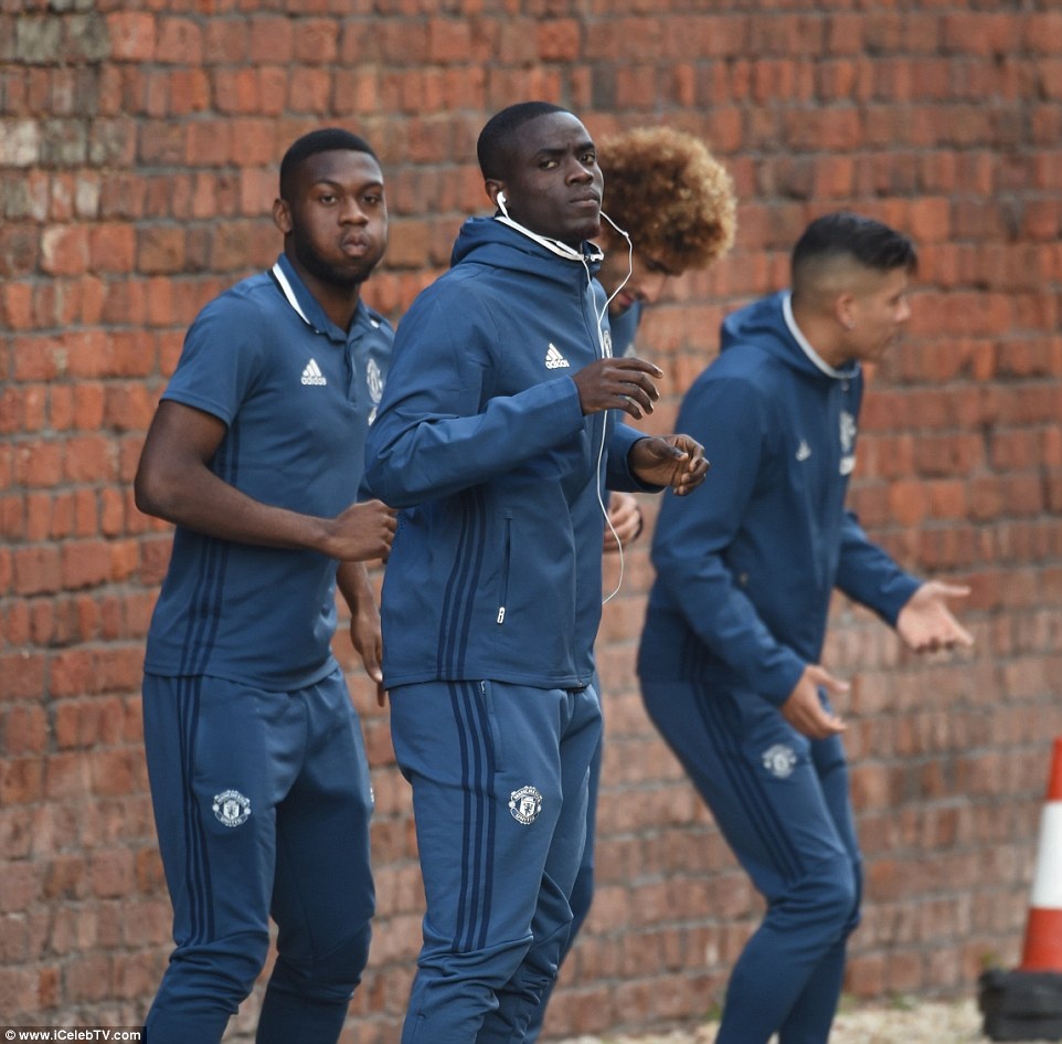 MU tập ở bãi đỗ xe ảnh 2 MU tap o bai do xe anh 2